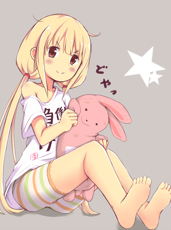>:), 1girl, barefoot, blonde_hair, brown_eyes, clothes_writing, futaba_anzu, grey_background