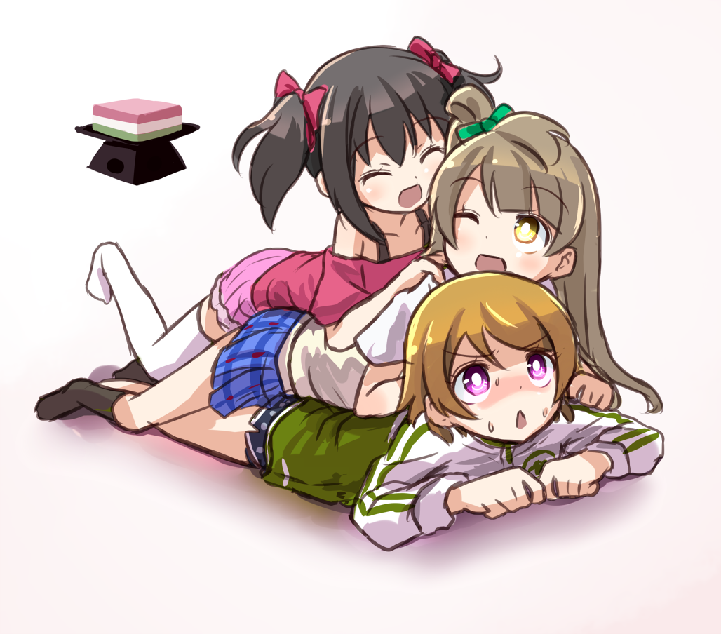 3girls, ^_^, black_hair, black_legwear, closed_eyes, grey_hair, hand_on_another's_shoulder, hinamatsuri