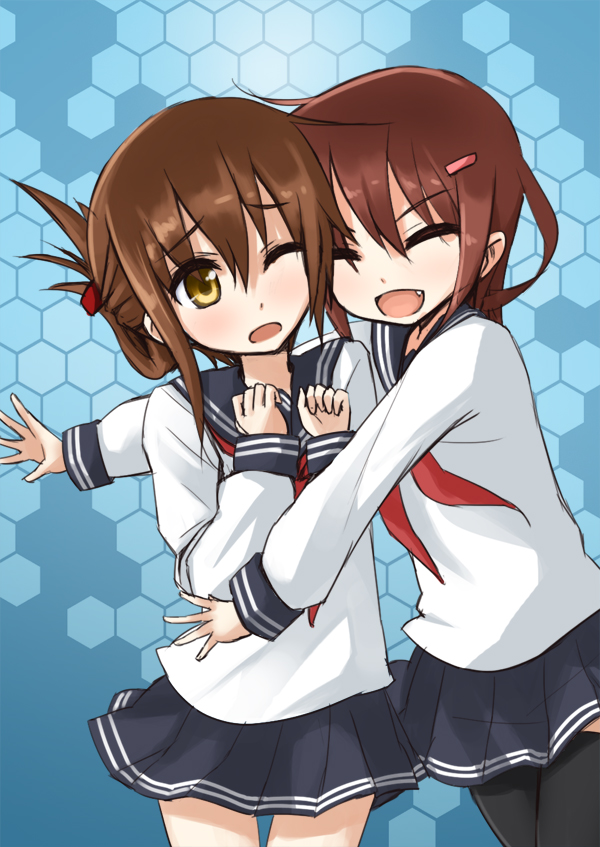 2girls, brown_hair, fang, hair_ornament, hairclip, hug, ikazuchi_(kantai_collection), inazuma_(kantai_collection)