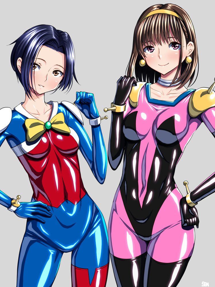 2girls, allenby_beardsley, allenby_beardsley_(cosplay), anegasaki_nene, anzu_(onelelee), black_hair, bodysuit, brown_eyes