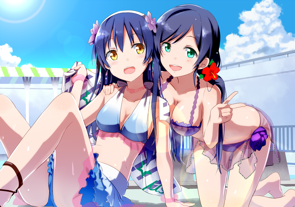 2girls, bikini, blue_hair, breasts, flower, gochou_(atemonai_heya), green_eyes, hair_flower