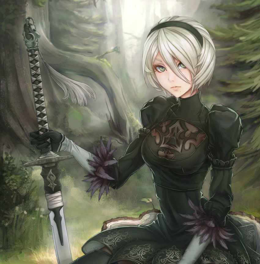 1girl, blonde_hair, green_eyes, highres, looking_at_viewer, nier_2, protagonist_(nier_2), short_hair, solo, sword, unsomnus, weapon