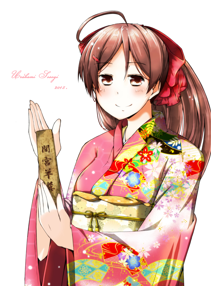 1girl, ahoge, blush, bow, brown_eyes, brown_hair, hair_bow, hair_ornament, hair_ribbon, hairclip, japanese_clothes, kantai_collection, kimono, long_hair, looking_at_viewer, mamiya_(kantai_collection), ponytail, ribbon, smile, solo, urakami_sosogi, yukata