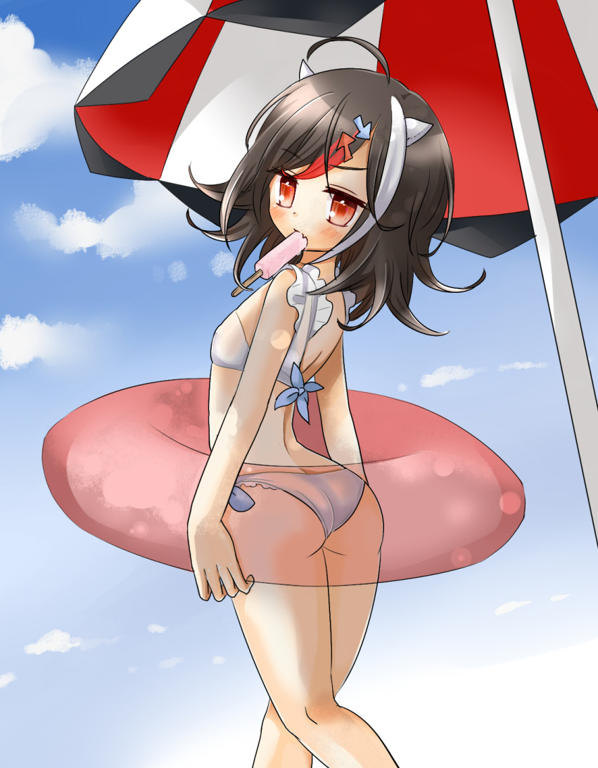 1girl, ahoge, aisa_(micuma), ass, beach_umbrella, bikini, black_hair, blush, directional_arrow, hair_ornament, hairclip, highres, horns, innertube, kijin_seija, looking_at_viewer, looking_back, multicolored_hair, popsicle, red_eyes, redhead, short_hair, side-tie_bikini, simple_background, solo, streaked_hair, swimsuit, touhou, white_bikini, white_hair, white_swimsuit