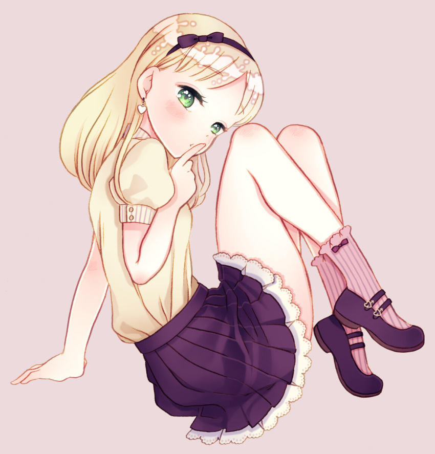 blonde_hair, blush, green_eyes, hairband, heart, kurusun, long_hair, looking_at_viewer