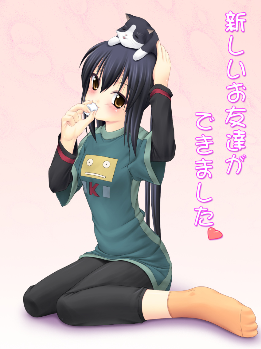 animal_on_head, black_hair, brown_eyes, cat, cat_on_head, eating, highres, k-on!, marshmallow, murasaki_ookami, nakano_azusa, socks, solo, translated, twintails