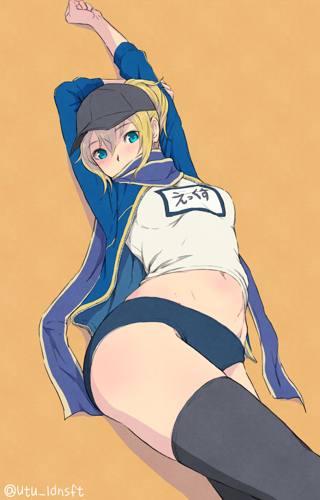 1girl, arms_up, baseball_cap, black_legwear, blonde_hair, blue_scarf, blush, buruma, covered_mouth, fate/grand_order, fate/stay_night, fate_(series), green_eyes, gym_uniform, hat, heroine_x, jacket, looking_at_viewer, navel, ponytail, scarf, simple_background, solo, thighs, track_jacket, utu_(ldnsft)
