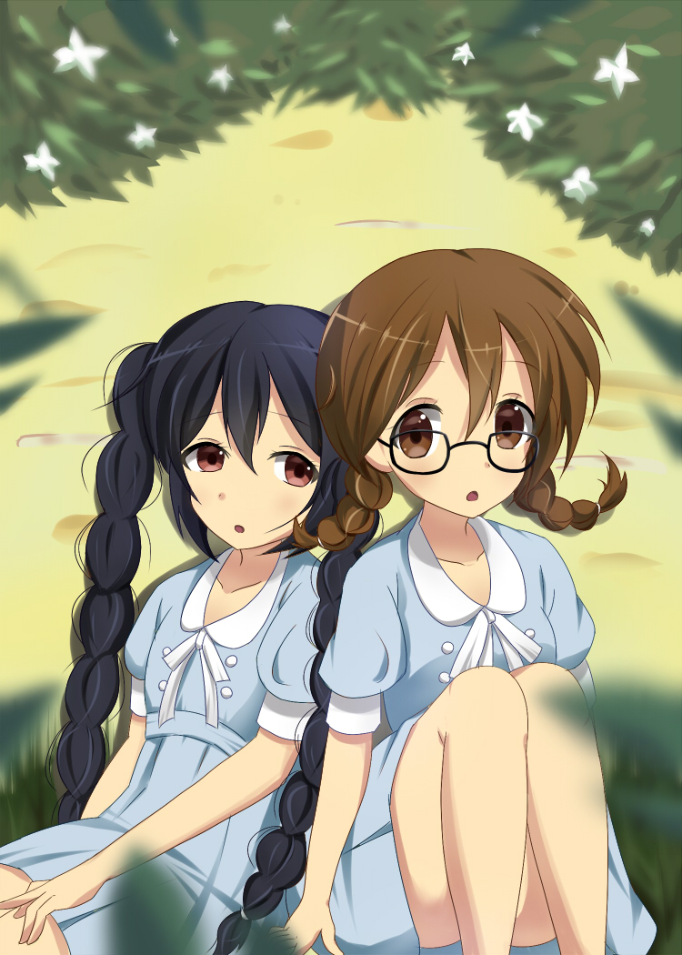 2girls, back-to-back, black_eyes, black_hair, braid, brown_eyes, brown_hair, hirasawa_yui
