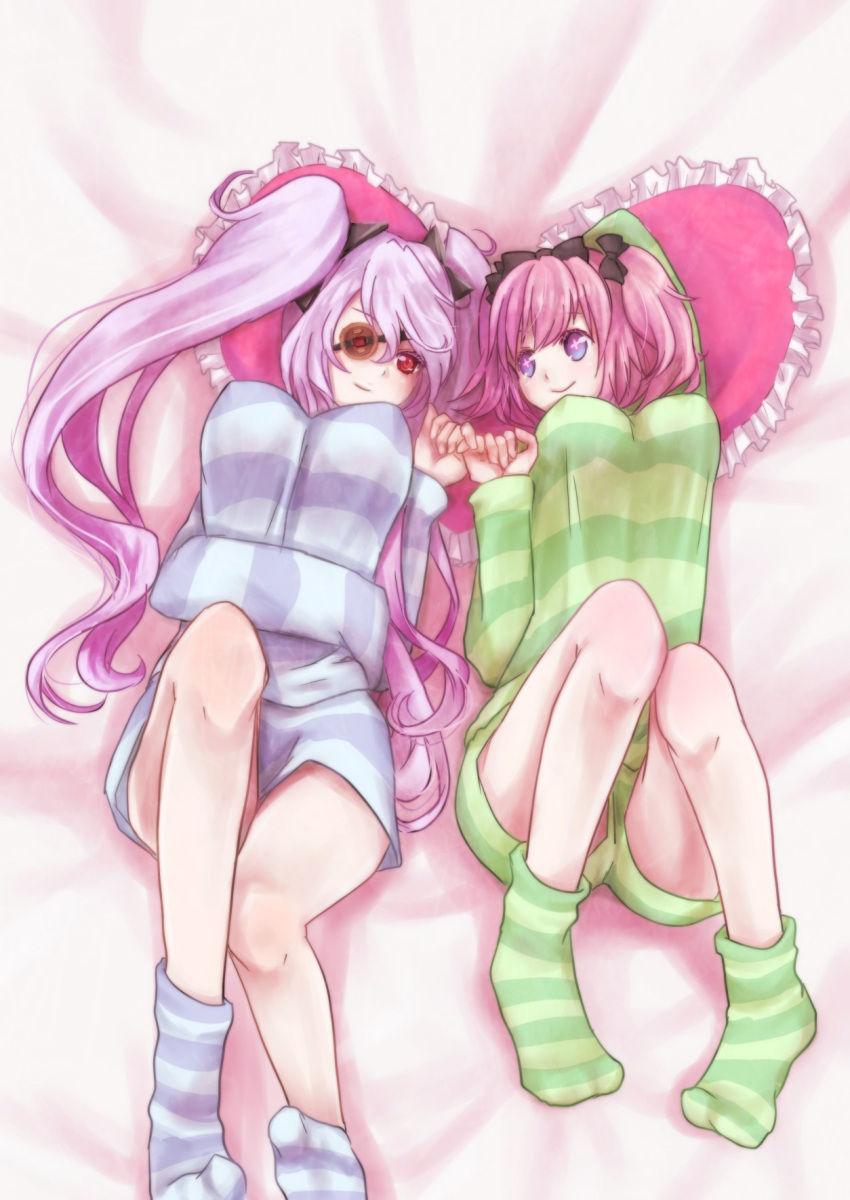 +_+, 2girls, bed, blue_eyes, blush, bow, breasts, commentary_request