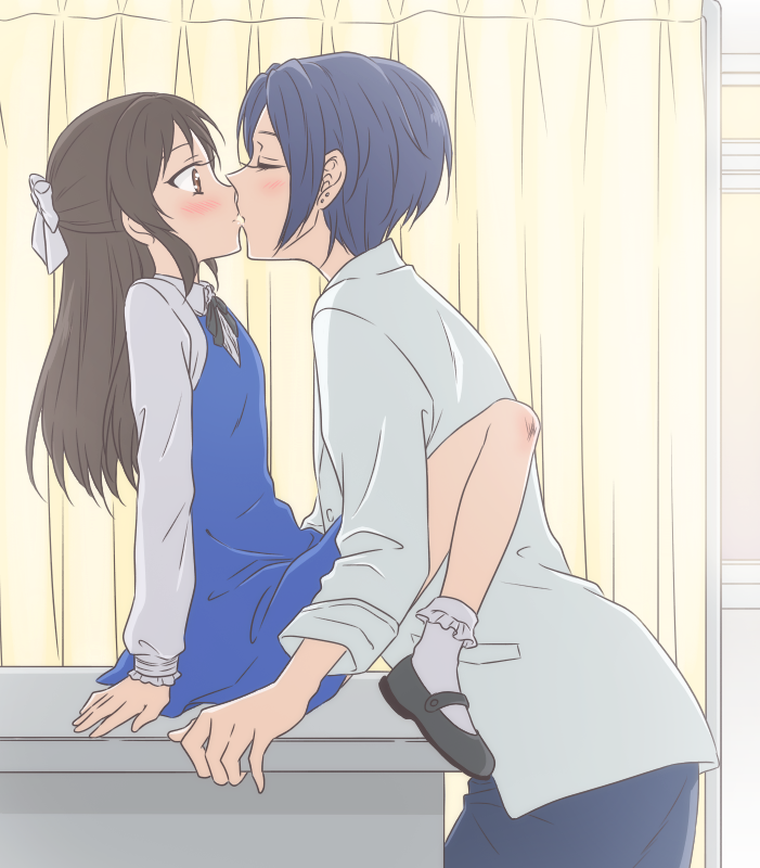 2girls, age_difference, black_hair, blush, bow, brown_eyes, brown_hair, closed_eyes, hair_bow, hayami_kanade, idolmaster, idolmaster_cinderella_girls, kiss, long_hair, mary_janes, multiple_girls, profile, shoes, short_hair, tachibana_arisu, udon_(shiratama), yuri