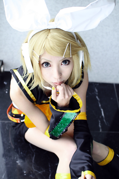 blue_eyes, cosplay, kagamine_rin, legs, mizuno_shiro, photo, short_hair, shorts, sitting, vocaloid