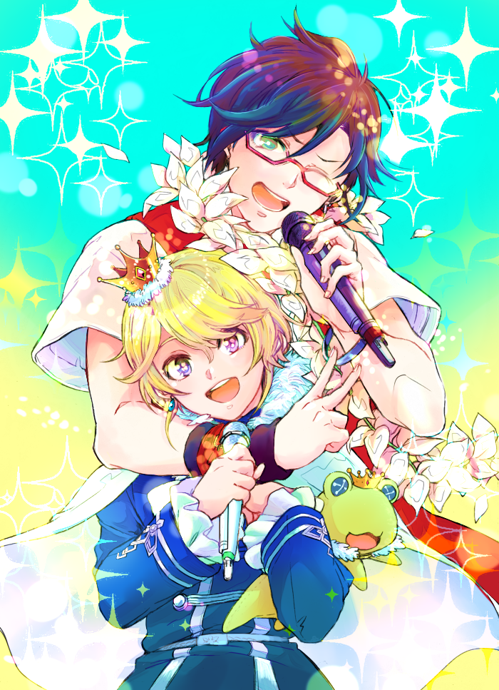 2boys, ;), black_hair, blonde_hair, capelet, crown, earrings, fur_trim, idolmaster, idolmaster_side-m, iseya_shiki, jewelry, kaeru_(idolmaster), male_focus, microphone, mini_crown, multiple_boys, one_eye_closed, pierre_(idolmaster), smile, sparkle, stuffed_animal, stuffed_frog, stuffed_toy, todorofu