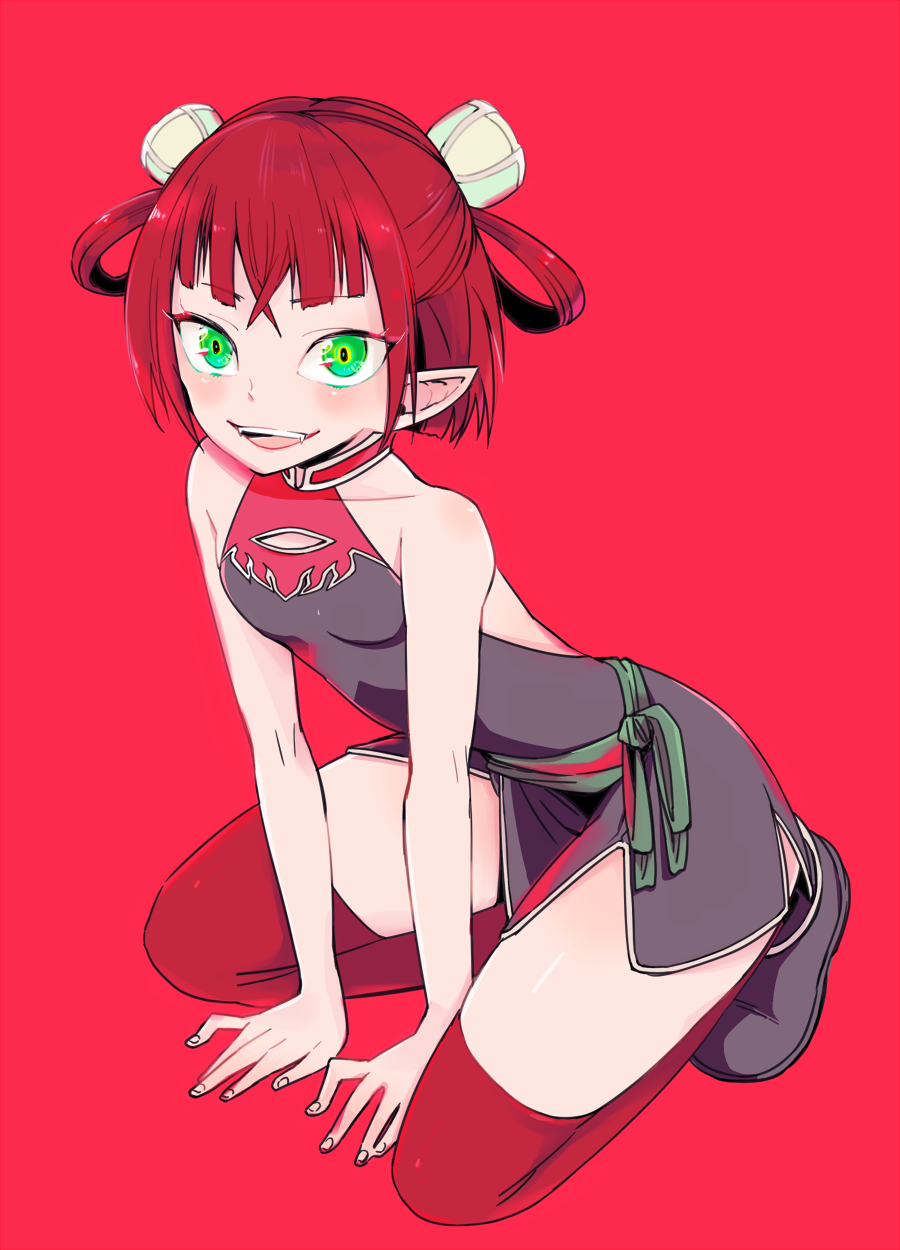 1girl, batsu_(takuan_to_batsu_no_nichijou_enmachou), chinese_clothes, double_bun, fangs, green_eyes, highres, kneeling, looking_at_viewer, open_mouth, pointy_ears, red_background, redhead, short_hair, simple_background, smile, solo, takuan_to_batsu_no_nichijou_enmachou, thigh-highs