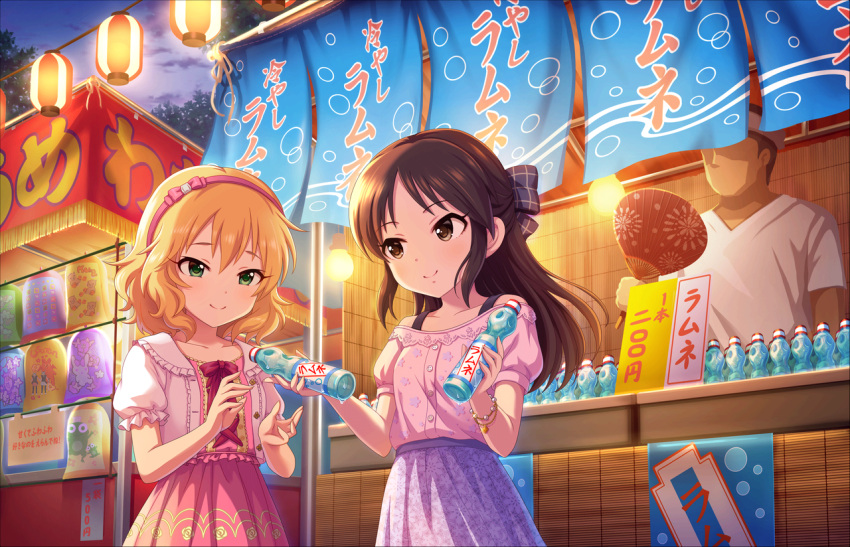 2girls, artist_request, bangs, blonde_hair, bottle, bow, bracelet, chil, collarbone, drink, faceless, faceless_male, fan, festival, green_eyes, hair_bow, hairband, idolmaster, idolmaster_cinderella_girls, idolmaster_cinderella_girls_starlight_stage, jewelry, looking_at_another, multiple_girls, official_art, ramune, sakurai_momoka, short_hair, skirt, smile, tachibana_arisu