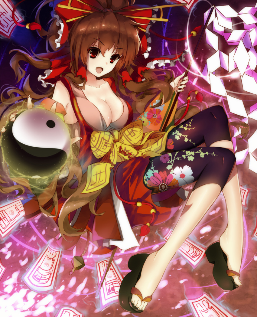 >:d, 1girl, :d, alternate_costume, bare_shoulders, bent_knees, bike_shorts, blizzomos