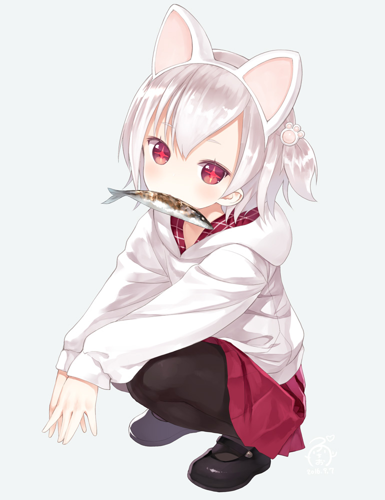 +_+, 1girl, animal_ears, black_legwear, blush, cat_ears, commentary_request, fish