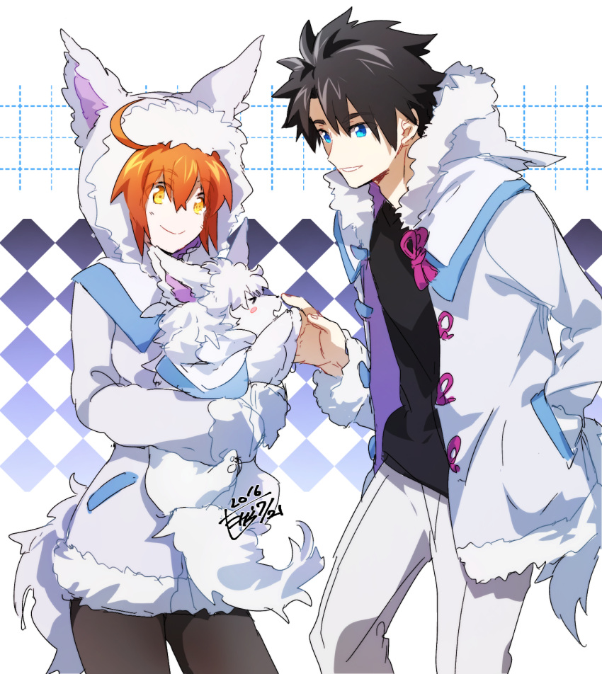 >_<, 1boy, 1girl, ahoge, animal_hood, black_legwear, black_shirt, blue_eyes, blush, capelet, checkered, checkered_background, closed_eyes, coat, creature, dated, dual_persona, fate/grand_order, fate_(series), female_protagonist_(fate/grand_order), fou_(fate/grand_order), fou_(fate/grand_order)_(cosplay), fur-trimmed_coat, fur-trimmed_sleeves, hand_in_pocket, highres, holding, hood, hooded_jacket, jacket, male_protagonist_(fate/grand_order), minazaka, open_clothes, open_coat, orange_hair, pants, pantyhose, shirt, short_hair, side_ponytail, signature, smile, tail, white_coat, white_pants, yellow_eyes