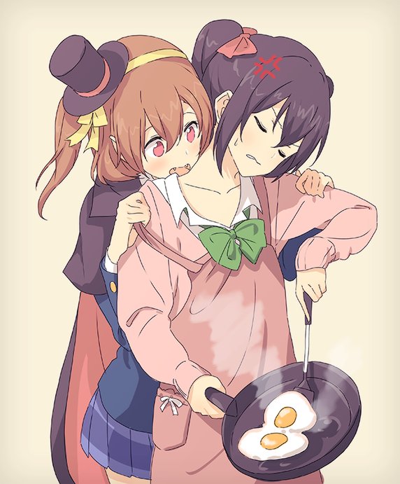 2girls, anger_vein, apron, bangs, blazer, bow, bowtie, cape, cardigan, cooking, fangs, fried_egg, frown, frying_pan, green_bow, green_bowtie, grimace, hair_between_eyes, hair_bow, hair_ribbon, hands_on_another's_shoulders, hat, head_tilt, headband, holding, incipient_bite, jacket, kosaka_honoka, kotarou_(rakugaki_shirushi), long_sleeves, love_live!, love_live!_school_idol_project, multiple_girls, one_side_up, open_mouth, orange_hair, pink_bow, pleated_skirt, red_eyes, ribbon, simple_background, skirt, spatula, sweatdrop, tan_background, top_hat, twintails, vampire, yazawa_nico, yellow_ribbon