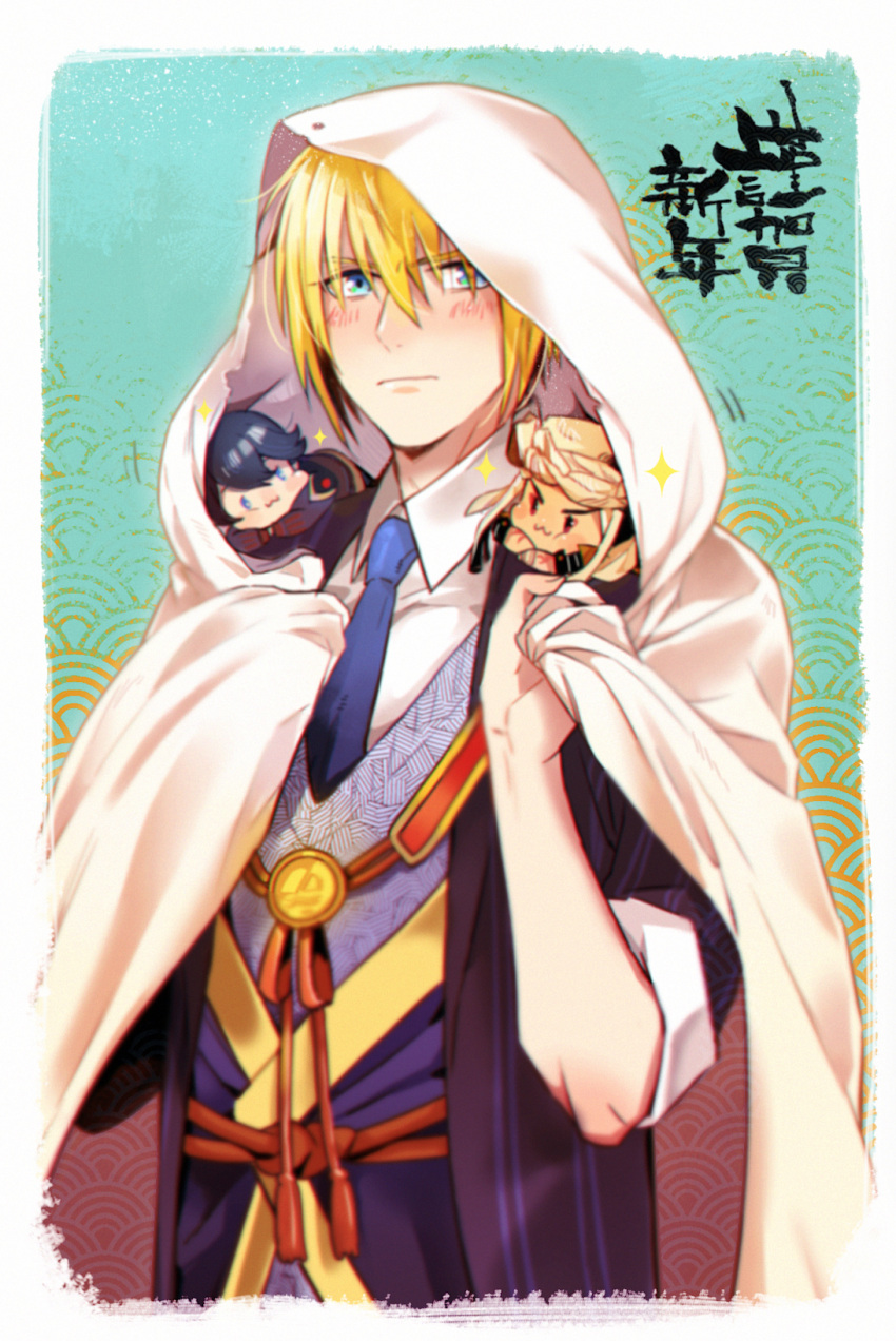 >:3, 3boys, :3, blonde_hair, blue_eyes, blurry, chibi, cloak, frame, hair_over_eyes, highres, horikawa_kunihiro, japanese_clothes, male_focus, miniboy, multiple_boys, necktie, sparkle, touken_ranbu, translation_request, yamabushi_kunihiro, yamanbagiri_kunihiro, yway1101