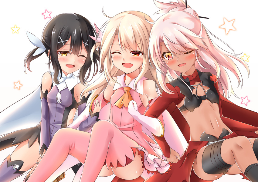 3girls, ;d, ascot, black_hair, blonde_hair, blush, chloe_von_einzbern, dark_skin, fate/kaleid_liner_prisma_illya, fate_(series), girl_sandwich, gloves, hair_ornament, highres, illyasviel_von_einzbern, long_hair, magical_girl, miyu_edelfelt, multiple_girls, navel, one_eye_closed, open_mouth, pink_hair, pink_legwear, prisma_illya, red_eyes, sandwiched, short_hair, short_twintails, smile, star, starry_background, tekku_(07201115), thigh-highs, twintails, white_background, white_gloves, x_hair_ornament, yellow_eyes