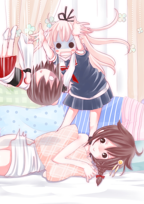 3girls, :>, bare_shoulders, black_hair, black_ribbon, black_serafuku, black_skirt, blonde_hair