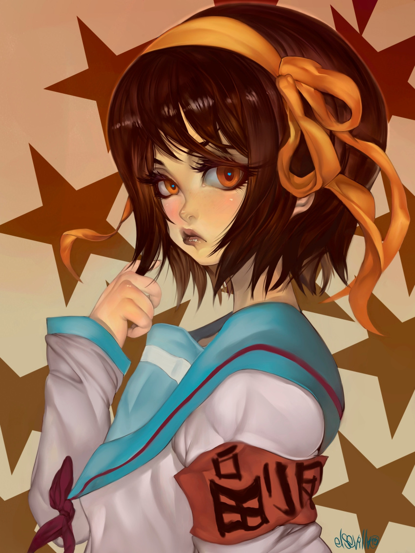 1girl, arm_band, blush, brown_hair, hair_ornament, headband, heart, heart-shaped_pupils, hector_enrique_sevilla_lujan, simple_background, solo, suzumiya_haruhi, suzumiya_haruhi_no_yuuutsu, symbol-shaped_pupils