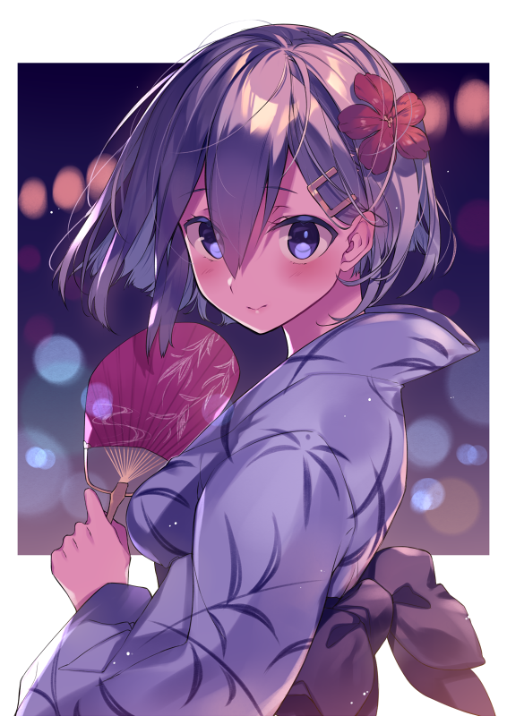 1girl, alternate_costume, blue_eyes, blurry, blush, bokeh, breasts, closed_mouth, colored_eyelashes, depth_of_field, eyelashes, fan, flower, from_side, hair_between_eyes, hair_flower, hair_ornament, hairclip, hamakaze_(kantai_collection), holding_fan, japanese_clothes, kantai_collection, kimono, kureaki_(exit), light_particles, long_sleeves, looking_at_viewer, medium_breasts, messy_hair, obi, outside_border, paper_fan, print_yukata, red_flower, sash, shiny, shiny_hair, short_hair, silver_hair, smile, solo, uchiwa, upper_body, wide_sleeves, yukata