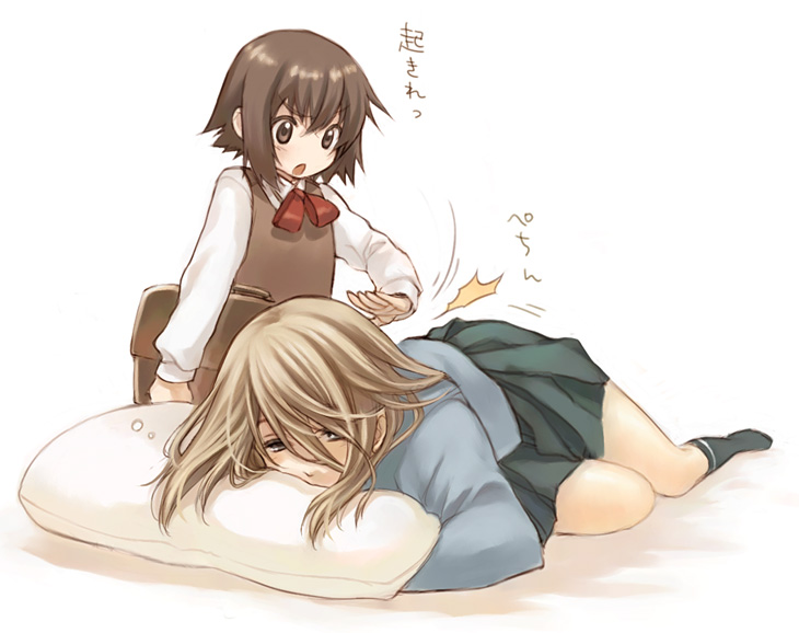 2girls, hitting, kaminagi_ryouko, minato, multiple_girls, original, pillow, school_uniform