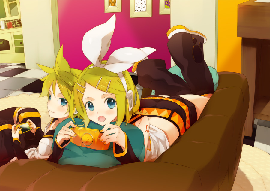 blue_eyes, blush, girls_playing_games, hair_ornament, hair_ribbon, hair_ribbons, hairclip, kagamine_len