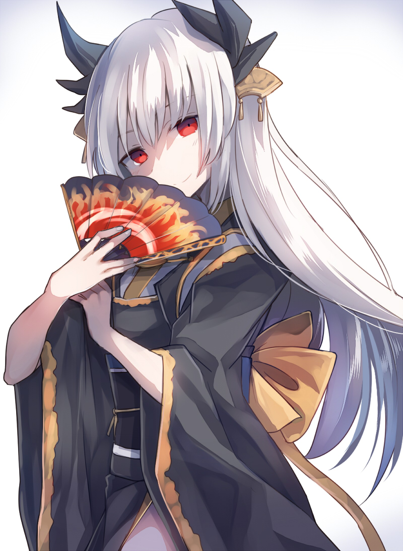 1girl, fan, fate/grand_order, fate_(series), head_tilt, holding, horns, japanese_clothes, kimono, kiyohime_(fate/grand_order), long_hair, looking_at_viewer, obi, paper_fan, red_eyes, sash, silver_hair, solo, tare_nu_(usesase), uchiwa, upper_body, wide_sleeves, yukata
