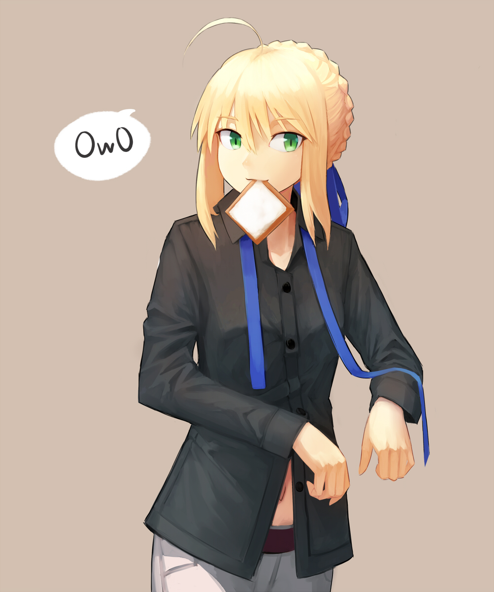 ahoge, alternate_costume, belt, blonde_hair, casual, emoticon, fate_(series), green_eyes