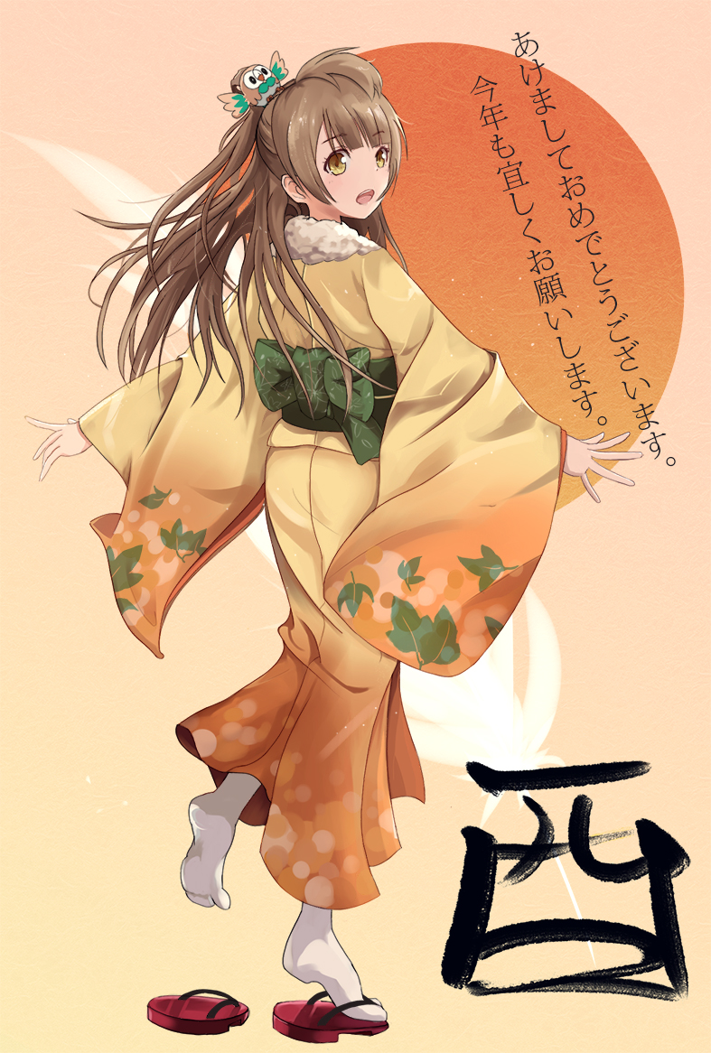 1girl, bangs, blunt_bangs, brown_eyes, brown_hair, character_hair_ornament, duu_(derhnky9f4), feathers, full_body, fur-trimmed_kimono, fur_trim, hair_ornament, japanese_clothes, kimono, long_hair, looking_at_viewer, looking_back, love_live!, love_live!_school_idol_project, minami_kotori, nengajou, new_year, obi, open_mouth, pokemon, pokemon_(creature), rowlet, sandals, sandals_removed, sash, single_sandal, standing, standing_on_one_leg, tabi, translated, wide_sleeves