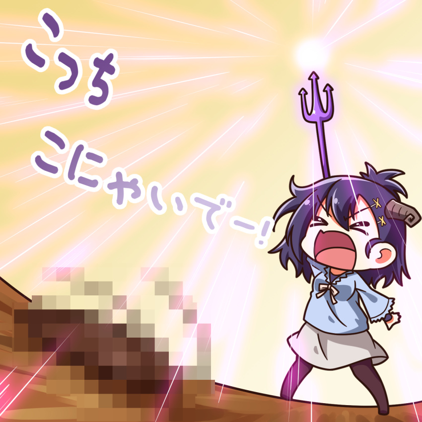 >_<, 1girl, asymmetrical_bangs, bangs, black_legwear, blue_shirt, busoushinkimms, censored