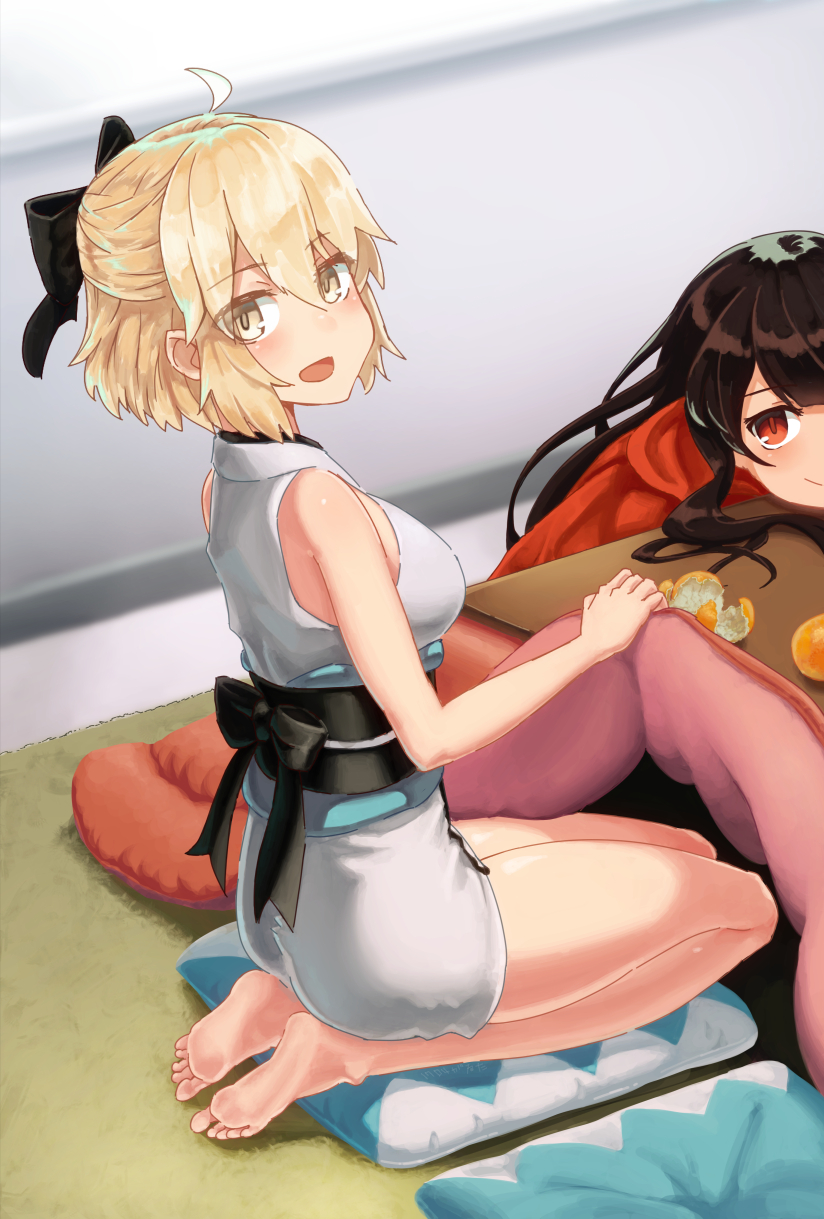 2girls, ahoge, bare_arms, bare_legs, bare_shoulders, barefoot, black_hair, blonde_hair