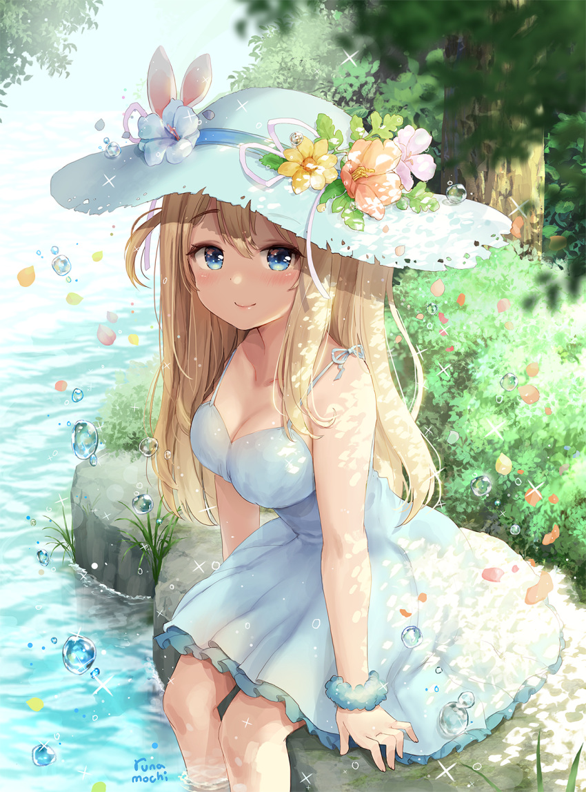 1girl, bare_shoulders, blonde_hair, blue_eyes, blush, breasts, cleavage, dress, flower, girls_frontline, hat, hat_flower, highres, long_hair, looking_at_viewer, medium_breasts, outdoors, river, runamochi, sitting, smile, soaking_feet, solo, suomi_kp31_(girls_frontline), water, white_dress