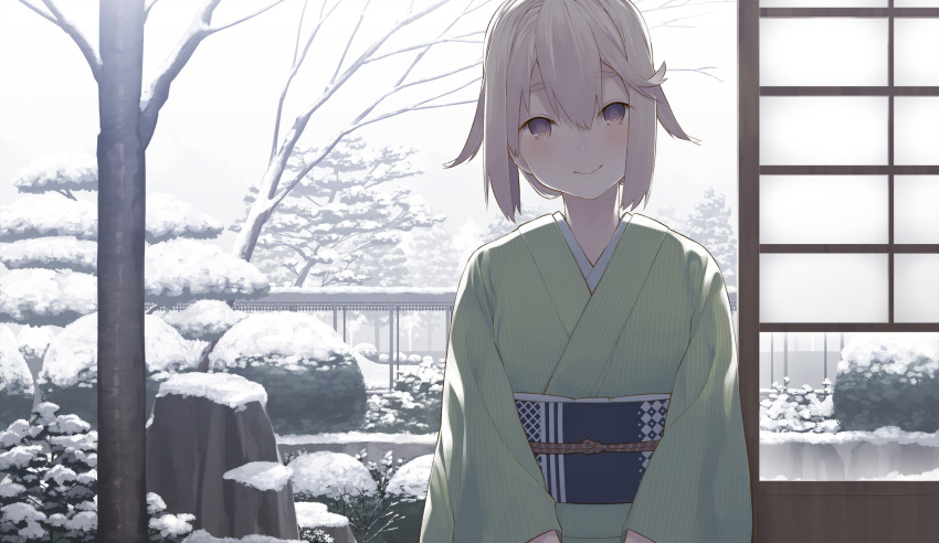 1girl, bangs, bare_tree, bush, closed_mouth, clouds, cloudy_sky, day, eyebrows_visible_through_hair, green_kimono, hair_between_eyes, head_tilt, highres, japanese_clothes, kimono, light_brown_hair, long_sleeves, looking_at_viewer, obi, original, sash, short_hair, sky, smile, snow, solo, thick_eyebrows, tokunocin, tree, upper_body, violet_eyes, wide_sleeves, yukata