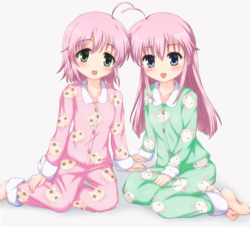 2girls, ahoge, asakura_maina, asakura_yuuna, barefoot, blue_eyes, green_eyes, hajimete_no_oisha-san