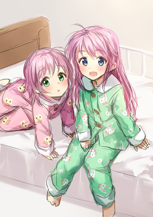 2girls, all_fours, asakura_maina, asakura_yuuna, barefoot, bed, blue_eyes, green_eyes