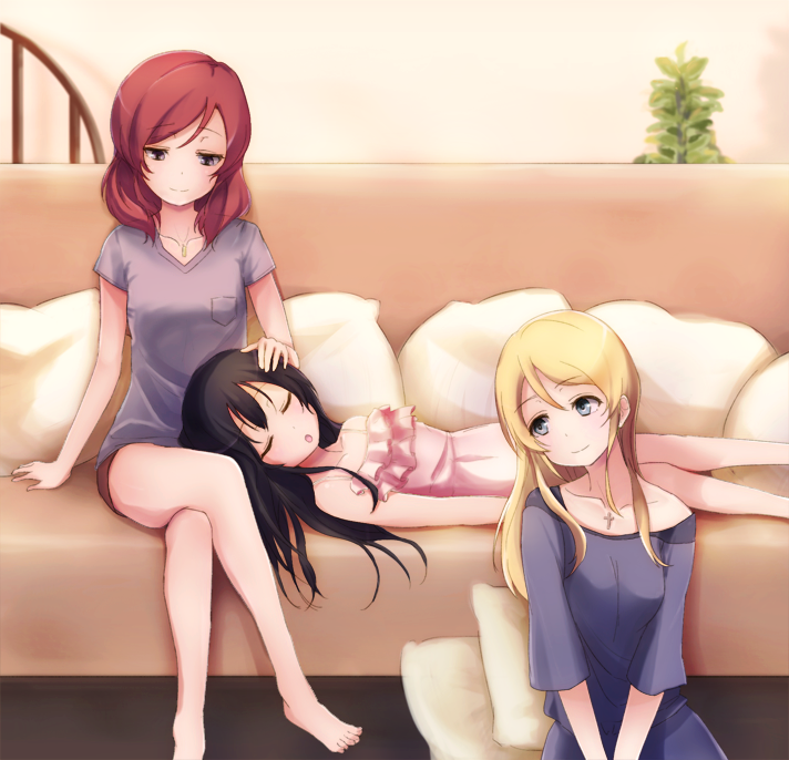 3girls, arm_support, ayase_eli, barefoot, bibi_(love_live!), black_eyes, black_hair, black_shorts