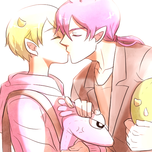 2boys, ahoge, alternate_costume, closed_eyes, green_hair, hair_over_one_eye, kiss, lizard_tail