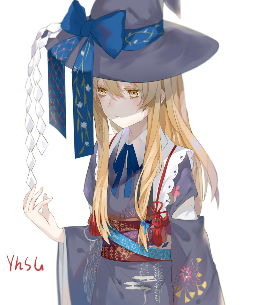 1girl, absurdres, alternate_costume, artist_name, blonde_hair, blue_ribbon, blurry, blush, collared_shirt, colored_eyelashes, cowboy_shot, egasumi, expressionless, flat_chest, floral_print, hair_between_eyes, hand_up, hat, hat_ribbon, highres, japanese_clothes, kimono, kirisame_marisa, layered_clothing, light, long_hair, long_sleeves, obi, parted_lips, pink_lips, ribbon, rope, sash, shaded_face, shimenawa, shippou_(pattern), shirt, sidelocks, simple_background, solo, touhou, white_background, white_shirt, wide_sleeves, witch_hat, yellow_eyes, yhsg