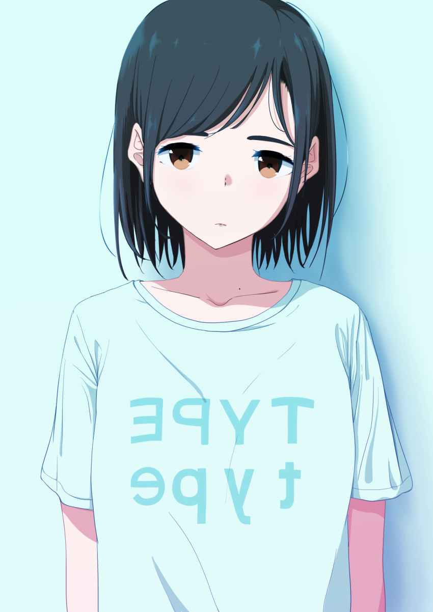 1girl, bangs, black_hair, blue_hair, blue_shirt, bouen, brown_eyes, closed_mouth