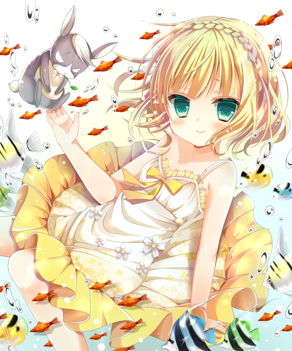 1girl, :>, animal, aqua_eyes, bangs, bare_arms, bare_shoulders, blonde_hair