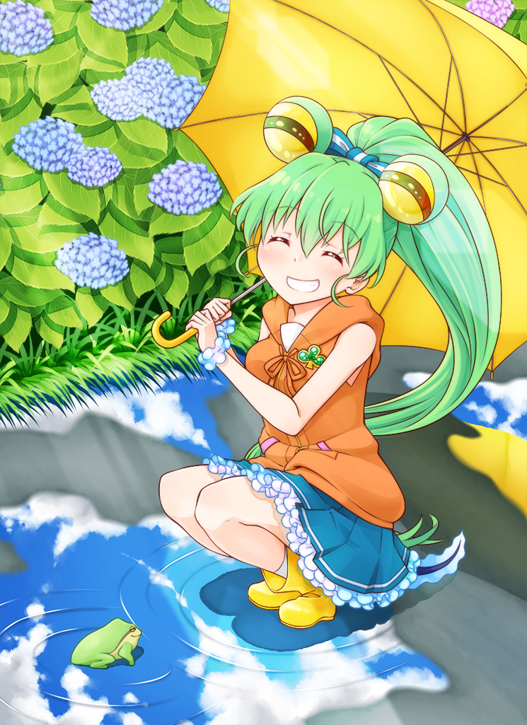 1girl, blush, boots, bow, breasts, closed_mouth, clouds, commentary_request, day, eyebrows_visible_through_hair, flower, frog, full_body, grass, green_hair, grin, hair_between_eyes, hair_bow, hair_ornament, haradaiko_(arata_himeko), high_ponytail, holding, holding_umbrella, hydrangea, jacqueline_(show_by_rock!!), long_hair, medium_breasts, orange_shirt, outdoors, puddle, reflection, ripples, rubber_boots, sailor_collar, scrunchie, shadow, shirt, show_by_rock!!, sky, sleeveless, sleeveless_shirt, smile, squatting, striped, striped_bow, sunlight, tail, umbrella, very_long_hair, water, wrist_scrunchie, yellow_boots
