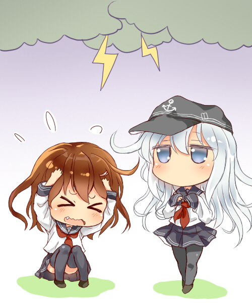 >_<, 2girls, black_hat, black_legwear, black_sailor_collar, black_skirt, blue_eyes, brown_footwear
