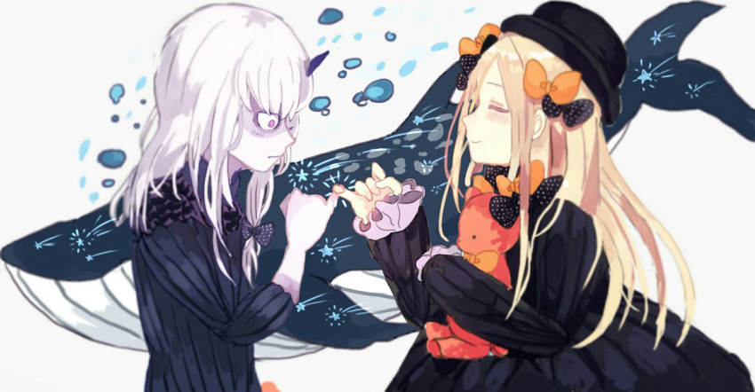 2girls, a_o_ume, abigail_williams_(fate/grand_order), albino, black_bow, black_dress, black_hat, blonde_hair