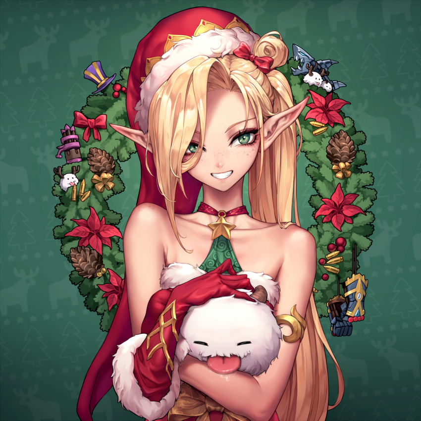 1girl, ambitious_elf_jinx, bangs, bare_shoulders, blonde_hair, choker, collarbone, creature, elf, freckles, fur_trim, gloves, green_background, green_eyes, hat, highres, holding, jinx_(league_of_legends), league_of_legends, long_hair, looking_at_viewer, oopartz_yang, pointy_ears, red_choker, red_gloves, red_hat, santa_costume, santa_hat, smile, upper_body, very_long_hair