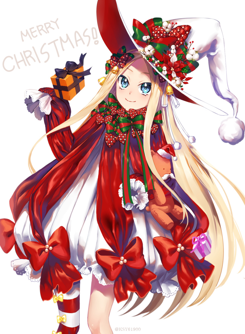 1girl, abigail_williams_(fate/grand_order), asymmetrical_legwear, bangs, bell, blonde_hair, blue_eyes, bow, box, christmas, closed_mouth, commentary, dress, fate/grand_order, fate_(series), gift, gift_box, green_bow, hair_bell, hair_ornament, hair_ribbon, hat, hat_bow, highres, holding, holding_gift, long_hair, long_sleeves, looking_up, merry_christmas, parted_bangs, pom_pom_(clothes), puff_(ksy61900), red_bow, ribbon, santa_hat, simple_background, single_thighhigh, sleeves_past_wrists, smile, solo, striped, striped_bow, striped_legwear, stuffed_animal, stuffed_toy, teddy_bear, thigh-highs, twitter_username, very_long_hair, white_background, white_dress, white_hat, white_ribbon, witch_hat, yellow_bow
