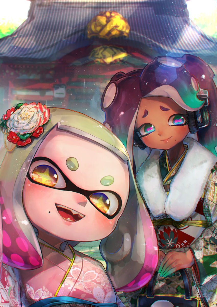 +_+, 2girls, :d, bag, brown_hair, cephalopod_eyes, closed_mouth, dark_skin