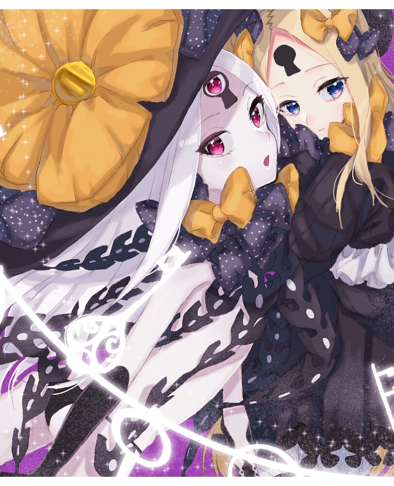 2girls, :o, abigail_williams_(fate/grand_order), bangs, black_bow, black_dress, black_gloves, black_hat
